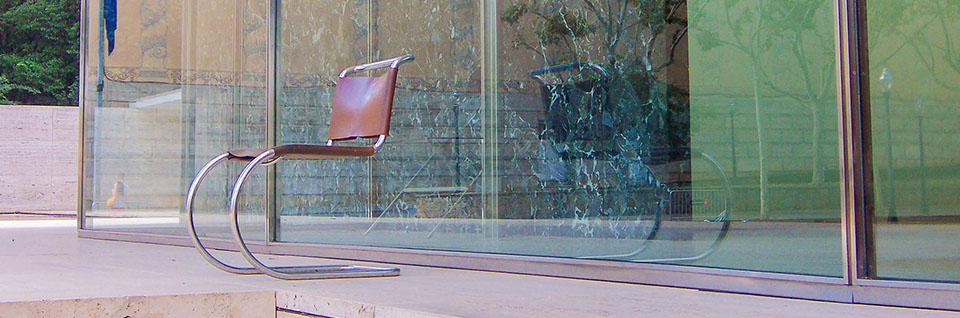 Stuhl vor dem Mies van der Rohe Pavillion in Barcelona